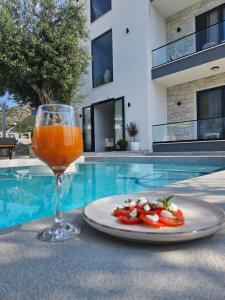 Бассейн в Villa Tonia Livadh Himare или поблизости