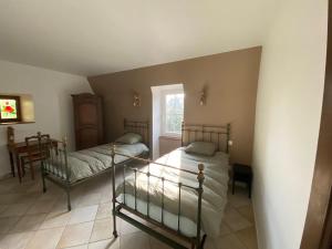 une chambre avec deux lits et une fenêtre dans l'établissement Longère 7 personnes - 4 chambres - 3 SdB Orcival, à Vernines