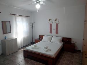 a bedroom with a bed with two towels on it at Kalliopi's Aegean View in Episkopíon