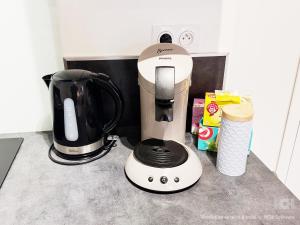 a blender sitting on a counter next to a coffee maker at Beau Studio Neuf proche du centre et de Nausicaa in Boulogne-sur-Mer +4 photos