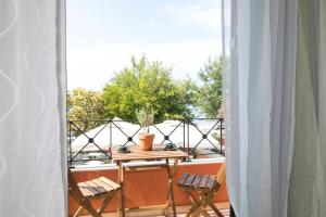 Balkoni atau teres di Anemomilos Manor