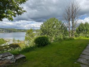 un cortile erboso con vista su uno specchio d'acqua di Gateway Senja a Finnsnes