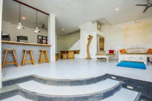 sala de estar amplia con mesa y chimenea en Villa Langit Ocean View Jimbaran, en Jimbaran 18 fotos más