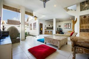 una sala de estar con un sofá y una mesa en Villa Langit Ocean View Jimbaran, en Jimbaran