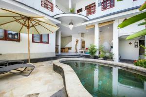 Casa con piscina con sombrilla en Villa Langit Ocean View Jimbaran, en Jimbaran