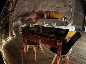 a bedroom with a desk and a bed with a bed gmaxwell gmaxwell gmaxwell at Bubble Room Experience in Casteldelci