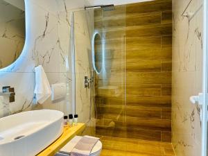 ein Badezimmer mit Waschbecken und Dusche in der Unterkunft Simadhes Garden Rooms in Himarë + 42 Fotos