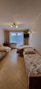 Ένα ή περισσότερα κρεβάτια σε δωμάτιο στο Pokoje goscinne Draga