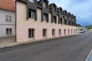 a building on the side of a street at FarawayHomes Studio Fohnsdorf #13 in Fohnsdorf