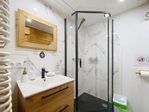 ミエンジブロジェ・ジビエツキエにあるChalet Gaïaのシャワーと洗面台付きのバスルーム