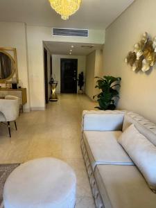 カイロにあるHotel apartments Ninety Avenue New Cairoのソファとシャンデリアのあるリビングルーム