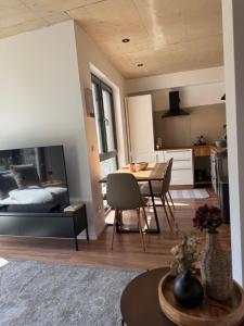 ein Wohnzimmer mit einem Bett und einem Esstisch in der Unterkunft EifelQuartier L8 in Schleiden + 53 Fotos
