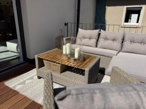 ein Wohnzimmer mit einer Couch und einem Tisch mit Kerzen in der Unterkunft EifelQuartier L8 in Schleiden