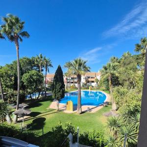 ein Blick auf den Pool vom Balkon eines Resorts in der Unterkunft Mermaid Chalet Boutique La Barrosa mar a 200mt in Chiclana de la Frontera