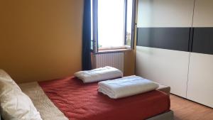 - 2 oreillers blancs assis sur un lit dans la chambre dans l'établissement Chiaro di Luna Tignale, à Tignale 24 autres photos