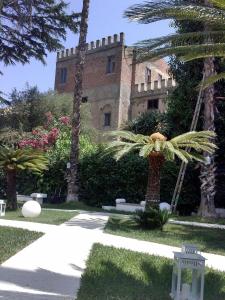 Taman di luar Palazzo sciacca