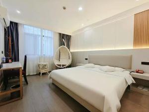Postel nebo postele na pokoji v ubytování Longchen Hotel + 9 fotografií