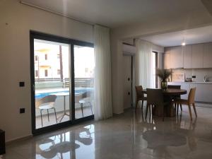 cocina y comedor con mesa y comedor en Casa del Sol - Kalathas, en Kalathas