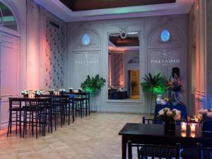 una sala banchetti con tavoli e sedie in una stanza di Palladio Hotel Buenos Aires - MGallery Collection a Buenos Aires