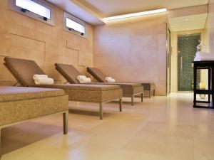 una sala d'attesa con due letti e un camino di Palladio Hotel Buenos Aires - MGallery Collection a Buenos Aires