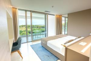诺瓦利娅Aparthotel Joel的一间带床和大窗户的卧室