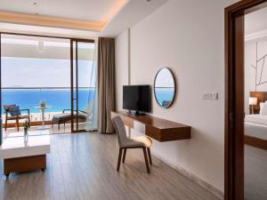 TV a/nebo společenská místnost v ubytování Mövenpick Resort Cam Ranh