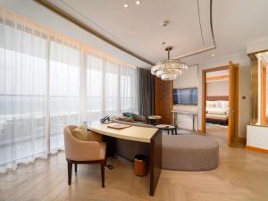 TV a/nebo společenská místnost v ubytování Mövenpick Resort Cam Ranh