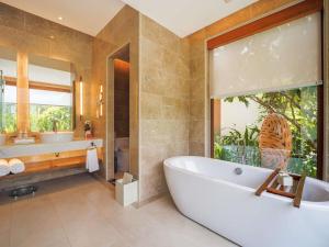 Koupelna v ubytování Mövenpick Resort Cam Ranh
