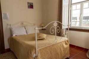 En eller flere senge i et værelse på Alojamento O Tordo + 62 billeder