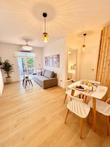 a living room with a table and a couch at Apartamentos Ana Marbella centro in Marbella