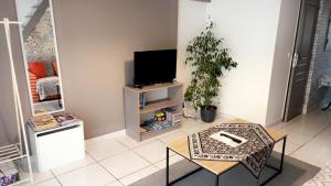 Photo de la galerie de l'établissement Gîte cosy au calme, extérieur et parking privé, à Marguerittes 19 autres photos