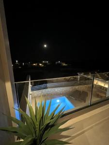 Bazén v ubytování Serenity luxury villa nebo v jeho okolí