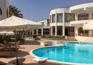 Bazén v ubytování Red Sea Relax Hotel nebo v jeho okolí