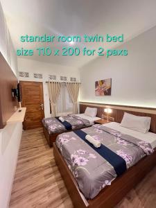 Postel nebo postele na pokoji v ubytování Rinjani Hill Hotel