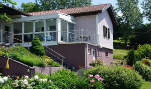 a house with a balcony and a garden at Ferienwohnung in Gamlitz