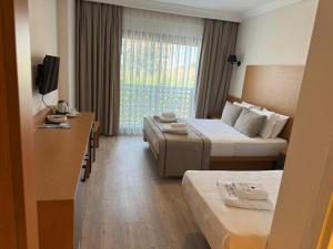TV a/nebo společenská místnost v ubytování Nova Butik Hotel Çeşme