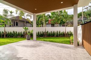 Κήπος έξω από το Narinsaya Pool villas