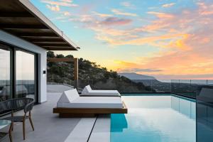 Bazén v ubytování Sunset Escape Luxury Villa in Hersonissos by Temma Villas nebo v jeho okolí