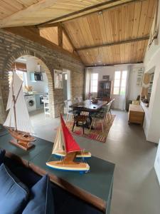 Kuchyň nebo kuchyňský kout v ubytování Maison chaleureuse dans les Landes à 2 min du lac et 25 min de Plage Biscarosse en voiture