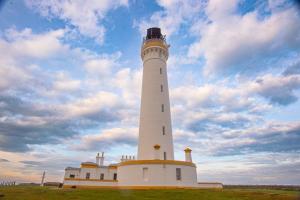 un phare installé au-dessus d'une pelouse dans l'établissement Covesea Lighthouse Cottages, à Lossiemouth 18 autres photos