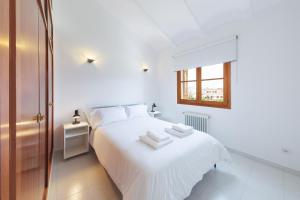 Un dormitorio blanco con una cama blanca y una ventana. en Casa Felix, en Palma de Mallorca 31 fotos más