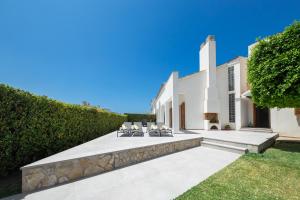 Una vista exterior de una villa con jardín. en Casa Felix, en Palma de Mallorca