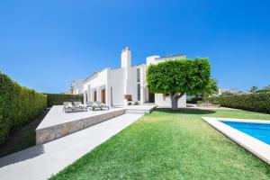 una casa con piscina y patio en Casa Felix, en Palma de Mallorca