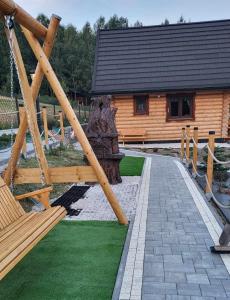 Chaty pod Pilskiem - sauna i jacuzzi w cenie的儿童游玩区