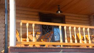 Chaty pod Pilskiem - sauna i jacuzzi w cenie的阳台或露台
