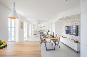 a kitchen and dining room with a table and chairs at Villa Lota - Makarska Exklusiv in Baška Voda