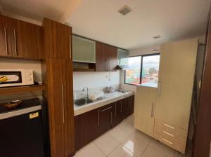 Η κουζίνα ή μικρή κουζίνα στο Cozy 2-bedroom Condo at Marcos Highway +5 φωτογραφίες