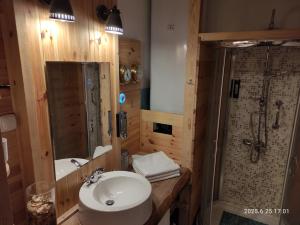 A bathroom at Cottage Scandi
