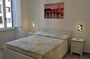 Un dormitorio con una cama y un cuadro en la pared. en Sweet Roman Dream, en Roma