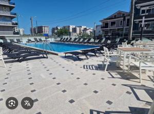 Bazén v ubytování SANTORINI CAMERE DE INCHIRIAT mamaia nord nebo v jeho okolí